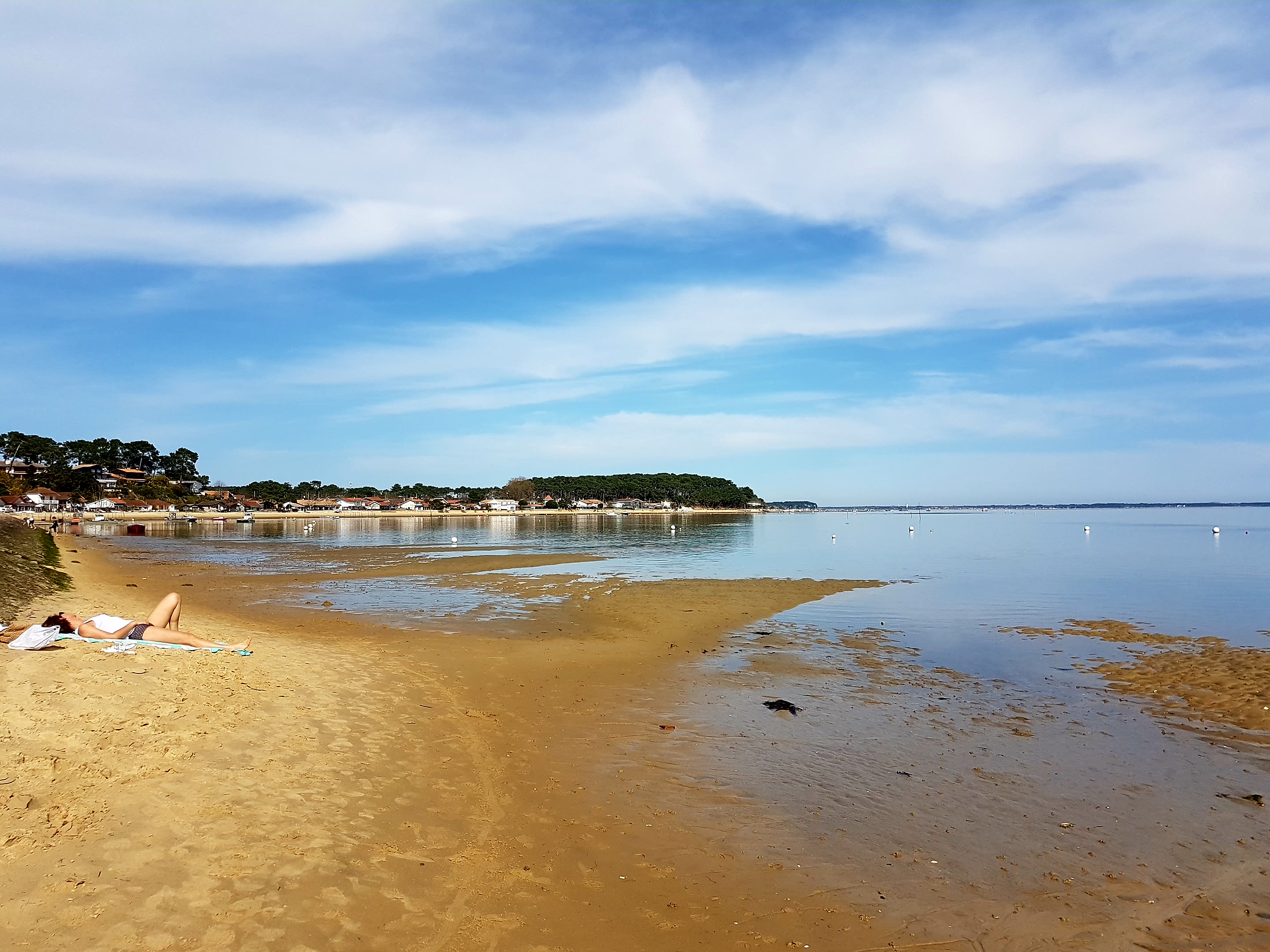 Eté 2017 sur le bassin d' Arcachon, les touristes vont à la plage avec leurs téléphones, pas avec leurs PC